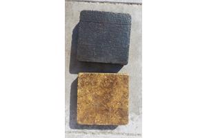 Gele en lichtblauwe tuinbestrating