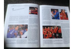 Jaarboeken (16stuks ) van 1988 tot 2003 in het Nederlands