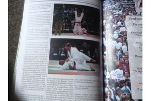 Jaarboeken (16stuks ) van 1988 tot 2003 in het Nederlands