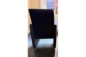 2 nette zwarte eetkamerstoelen (stof)