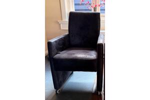 2 nette zwarte eetkamerstoelen (stof)