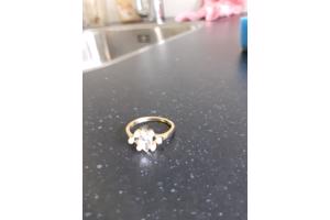 Gouden dames ring zo goed als nieuw