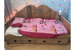 Steigerhouten bed