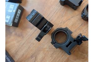 Dempers, Kijkertje en geweerriem.