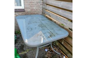 Glazen buiten tafel