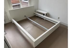 Bedframe & nachtkastje IKEA wit