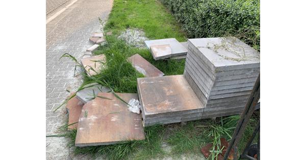 Gratis op te halen rood/grijze tegels 60x60 in Almere Tuin en Terras