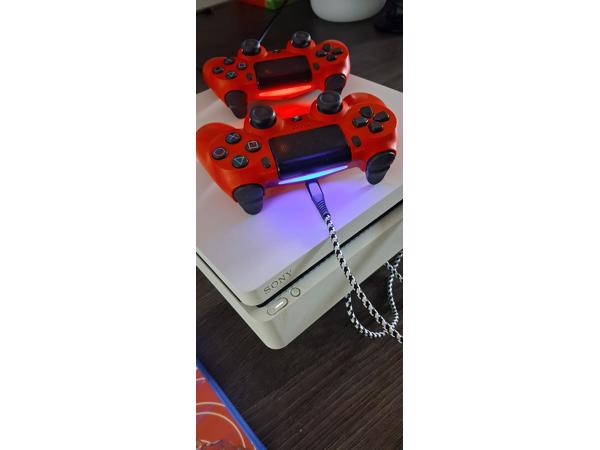 PS4 Slim Wit 500GB + 4x F1 (2017-2020) + 2 Rode Controllers