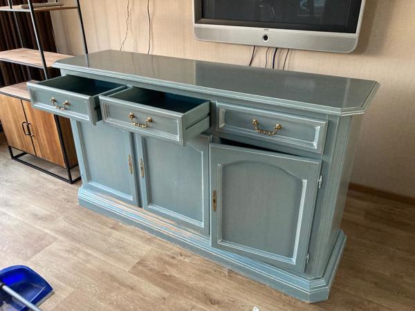 Mintgroen dressoir (146 b x 90 h x 61 d)