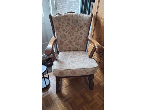 Eiken stoel met nieuwe kussens