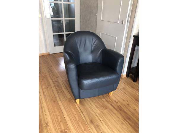 Donker blauwe leren fauteuil