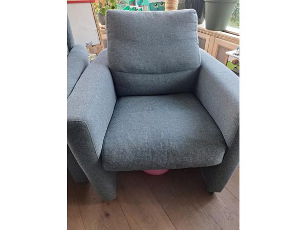 Bank met twee stoelen