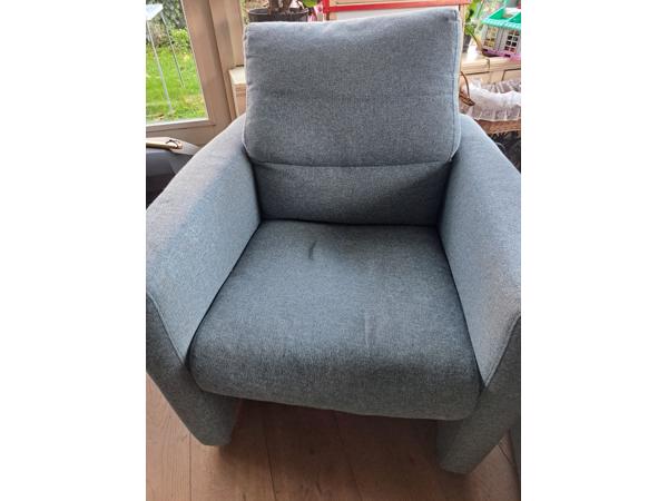 Bank met twee stoelen