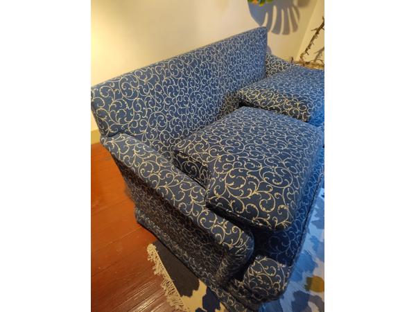 Klassieke blauwe bank in goed staat