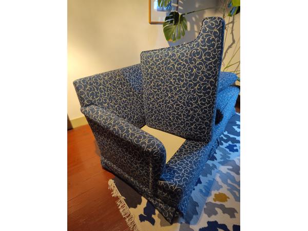 Klassieke blauwe bank in goed staat