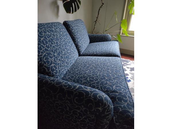 Klassieke blauwe bank in goed staat