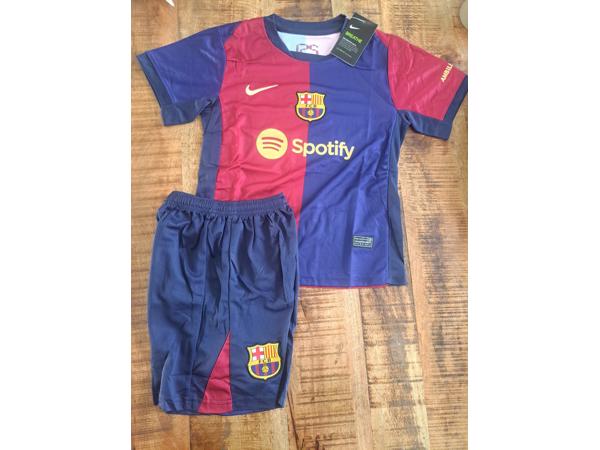 Diverse voetbalshirts en kids tenues