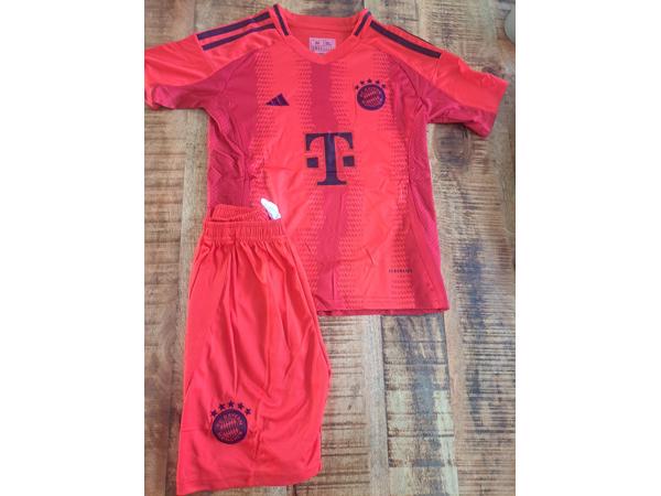 Diverse voetbalshirts en kids tenues