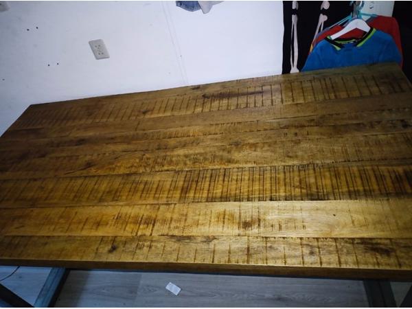 Mangohouten eet tafel