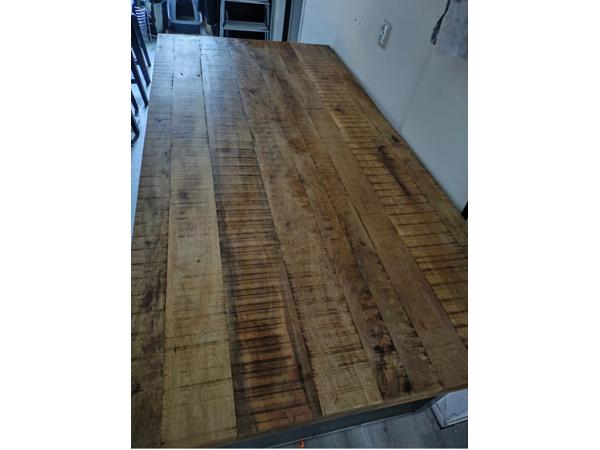 Mangohouten eet tafel