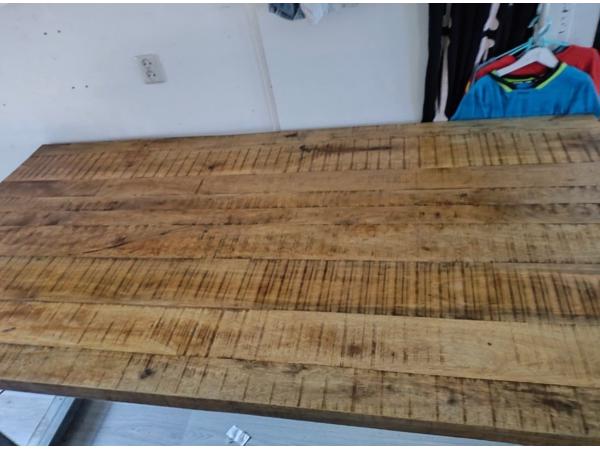 Mangohouten eet tafel