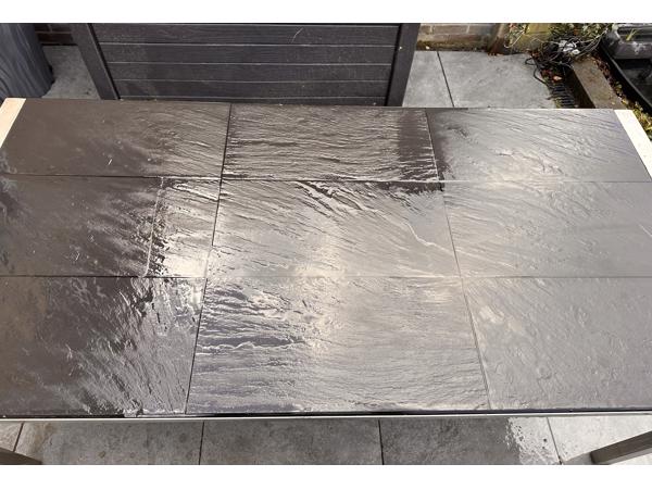 Grote tafel voor in de tuin