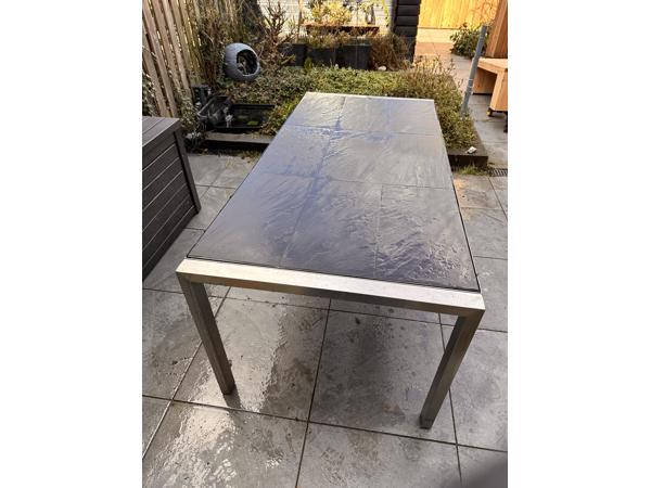 Grote tafel voor in de tuin