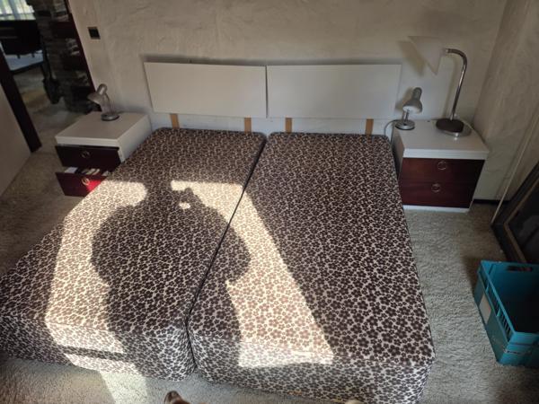 Twee persoons bed met nachtkastjes