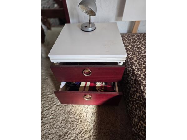 Twee persoons bed met nachtkastjes