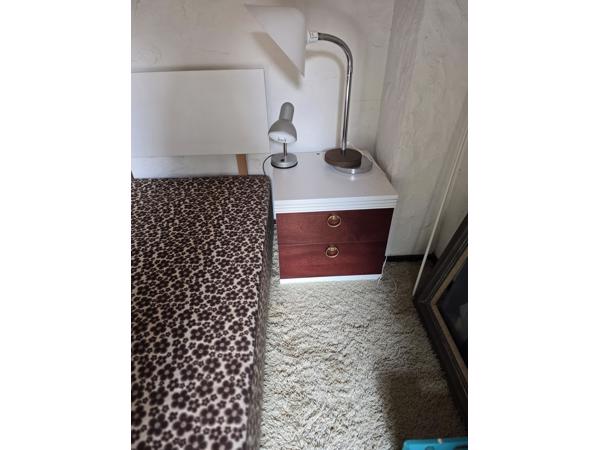 Twee persoons bed met nachtkastjes