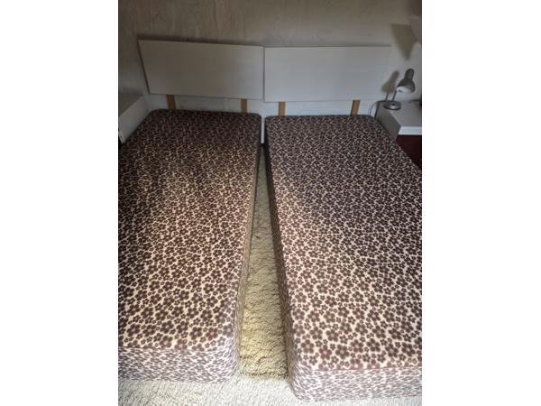 Twee persoons bed met nachtkastjes