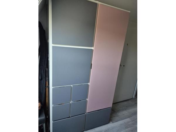 Degelijke kast, uiteen genomen.