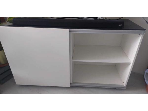 TV-meubel met schuifdeur en wieltjes
