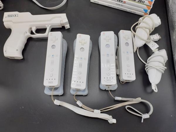 Nintendo Wii + 4 controllers + 2 nunchuks + 1 Wii geweer + 7