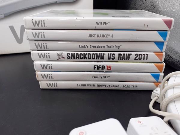 Nintendo Wii + 4 controllers + 2 nunchuks + 1 Wii geweer + 7