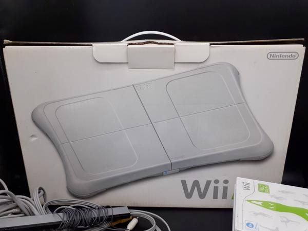 Nintendo Wii + 4 controllers + 2 nunchuks + 1 Wii geweer + 7