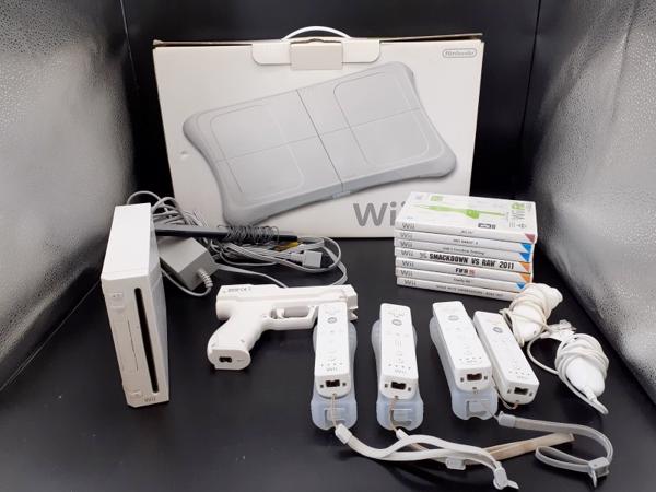 Nintendo Wii + 4 controllers + 2 nunchuks + 1 Wii geweer + 7