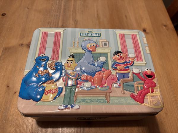 Pickwick Sesamstraat Koekblik met reliëf deksel