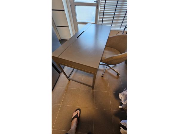 Ikea bureau met stoel grijs