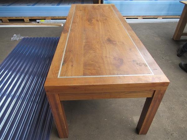 4 Tafels, 2 Massief eiken, 1hardhout en 1 industriële tafel