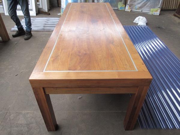 4 Tafels, 2 Massief eiken, 1hardhout en 1 industriële tafel