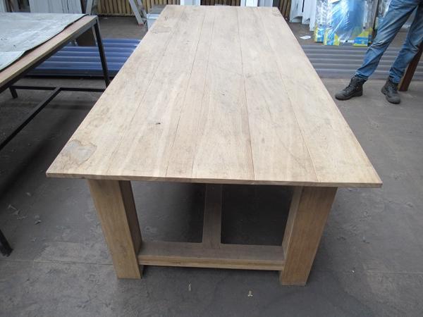 4 Tafels, 2 Massief eiken, 1hardhout en 1 industriële tafel