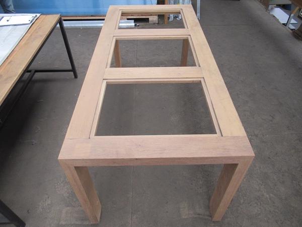 4 Tafels, 2 Massief eiken, 1hardhout en 1 industriële tafel