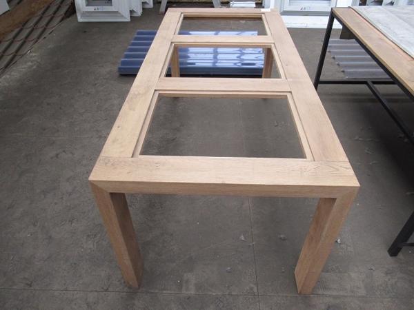 4 Tafels, 2 Massief eiken, 1hardhout en 1 industriële tafel