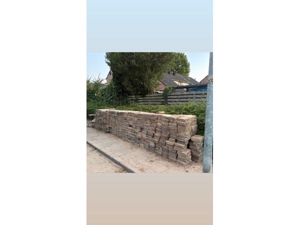 Gratis af te halen: een grote partij gebruikte klinkers. Ideaal voor het aanleggen van een terras, oprit of pad in de tuin. De klinkers zijn in goede staat en kunnen nog prima een ronde mee. Zelf ophalen en laden.