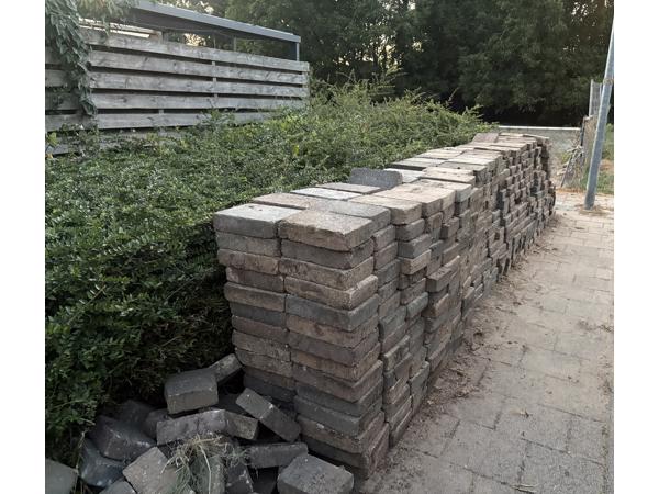 Gratis af te halen: een grote partij gebruikte klinkers. Ideaal voor het aanleggen van een terras, oprit of pad in de tuin. De klinkers zijn in goede staat en kunnen nog prima een ronde mee. Zelf ophalen en laden.