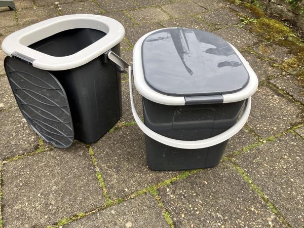 Twee toiletemmers