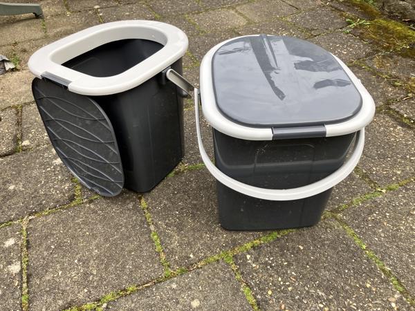 Twee toiletemmers
