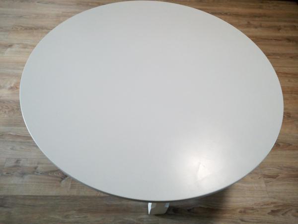 Salontafel rond 110 cm. Grijs met witte poten.