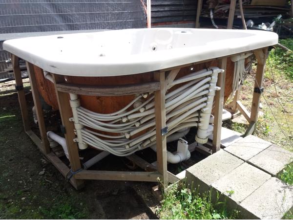Kapotte Jacuzzi zonder jets gratis ophalen.
